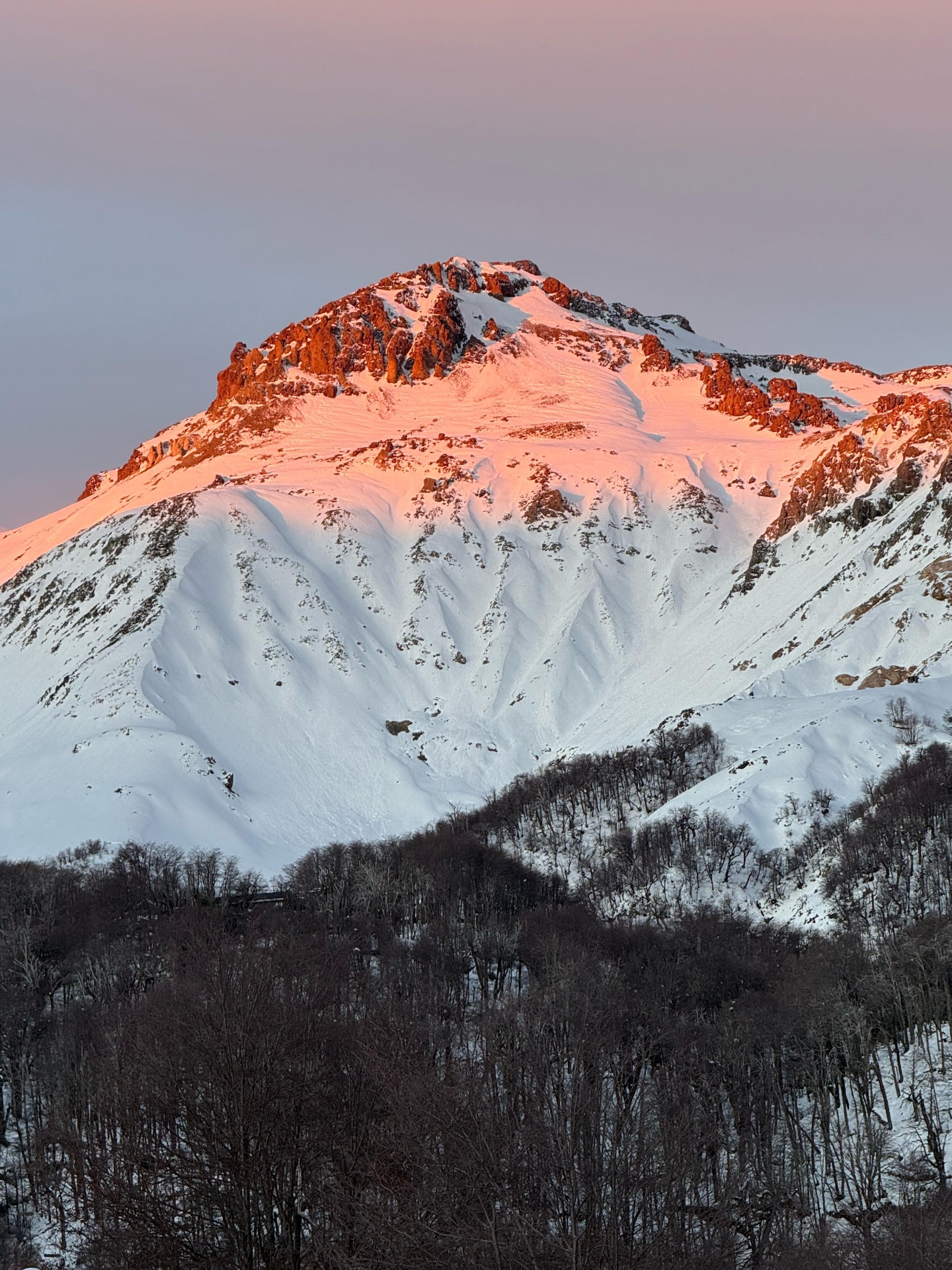 Cumbre andina iluminada por el alpenglow al atardecer